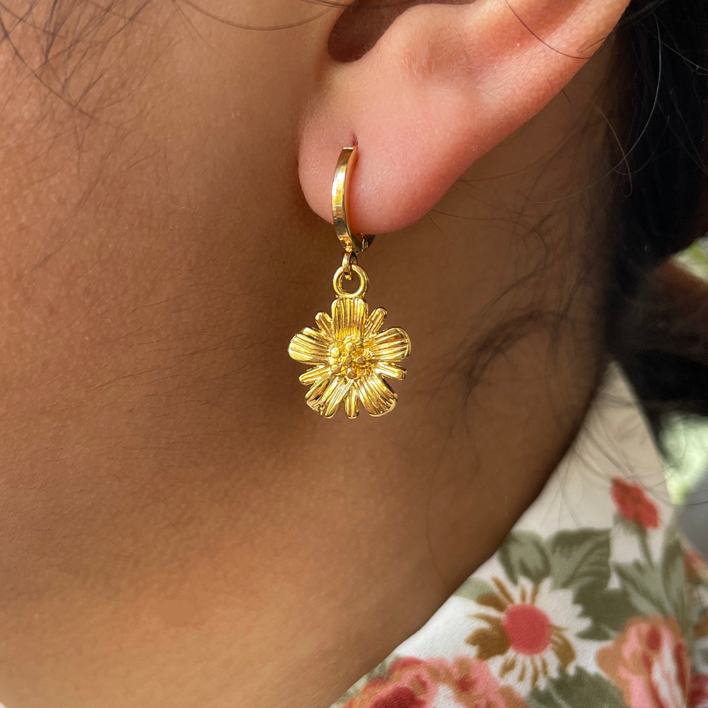 Ella Ohrringe, vergoldet mit Charm 25-30 mm