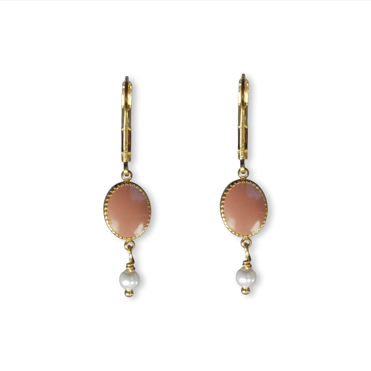 Oorbellen met stainless steel charm en semi-precious stones.