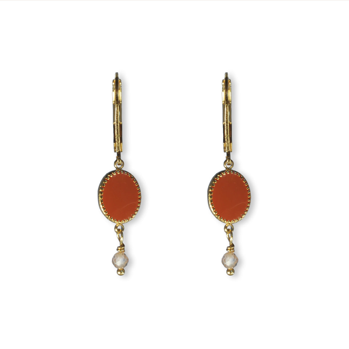 Oorbellen met stainless steel charm en semi-precious stones.