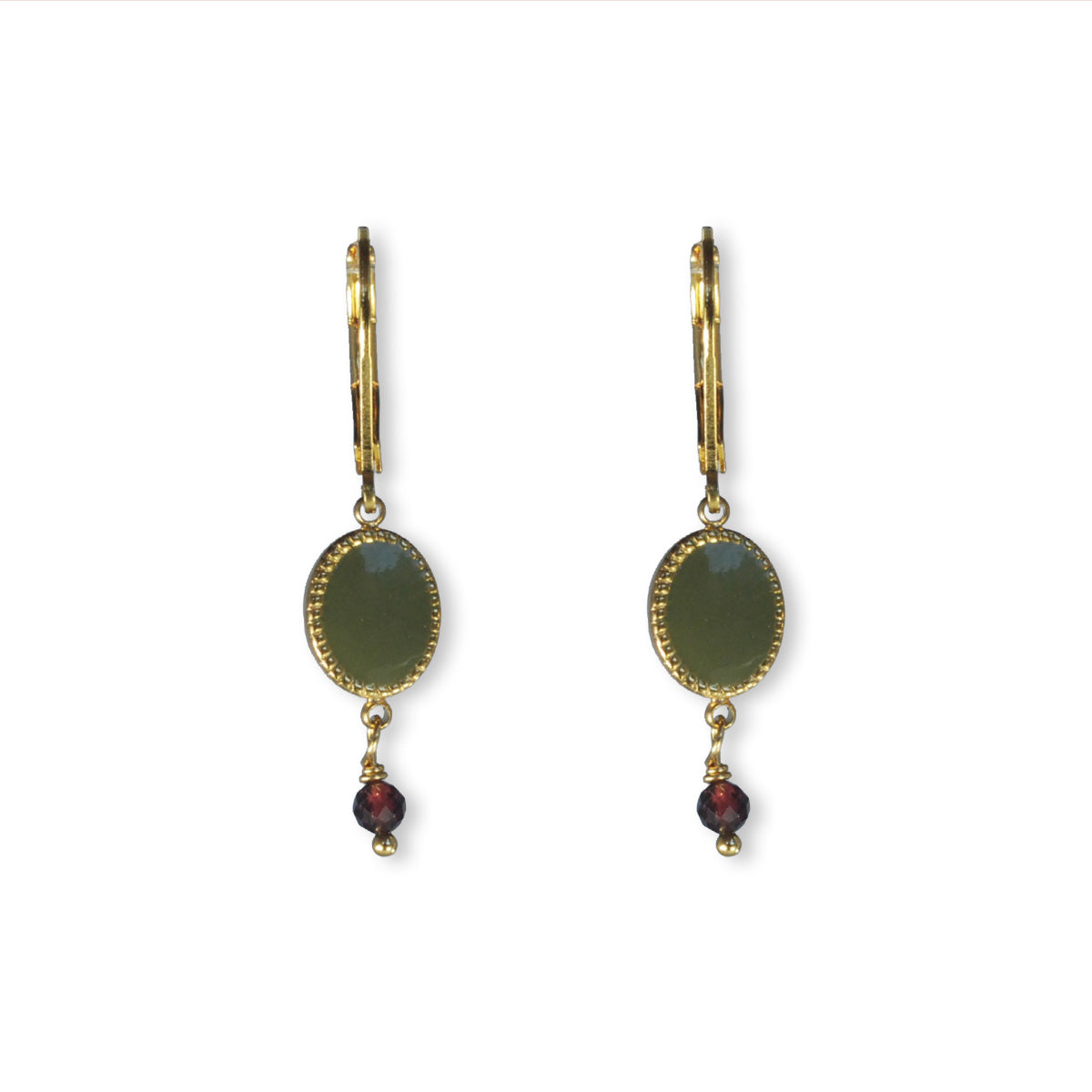 Oorbellen met stainless steel charm en semi-precious stones.