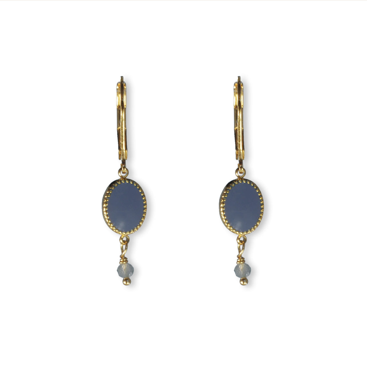 Oorbellen met stainless steel charm en semi-precious stones.
