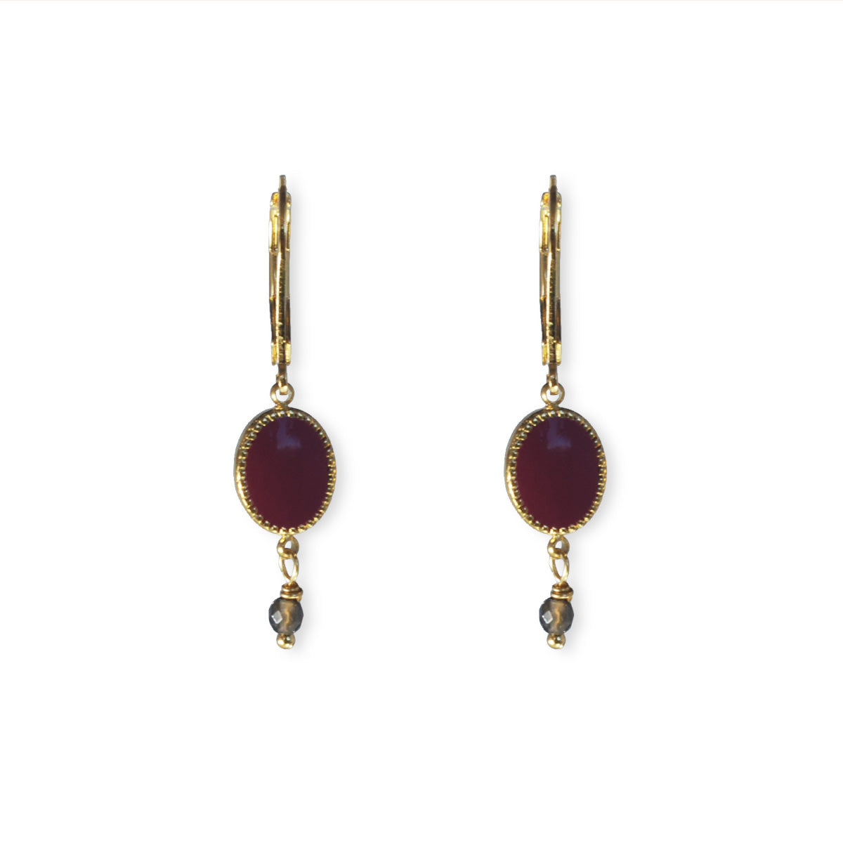 Oorbellen met stainless steel charm en semi-precious stones.