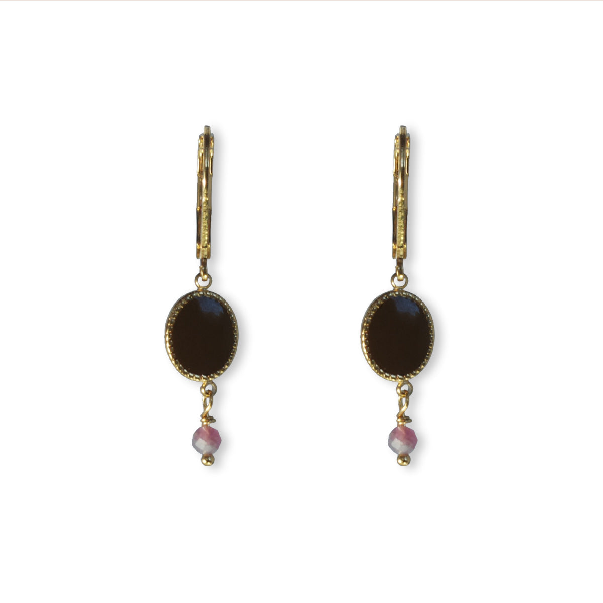 Oorbellen met stainless steel charm en semi-precious stones.