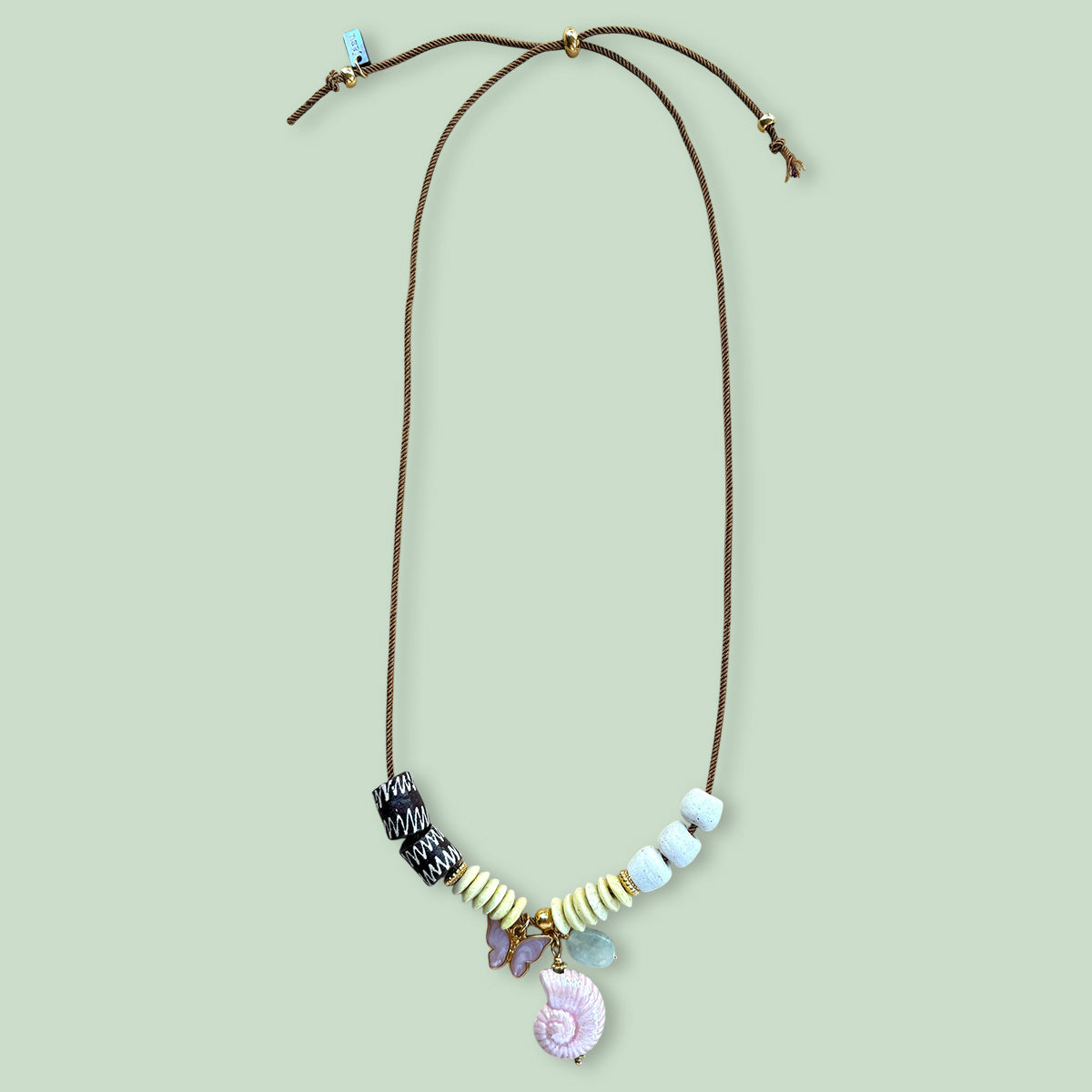 Ketting met Afrikaanse kralen en vergulde bedels