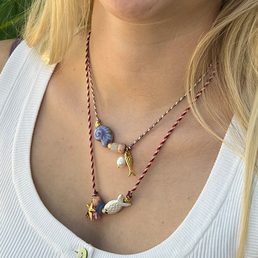 Bunte Halskette mit Keramikfisch