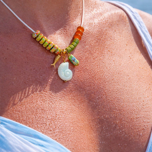 Ketting met Afrikaanse kralen en vergulde bedels