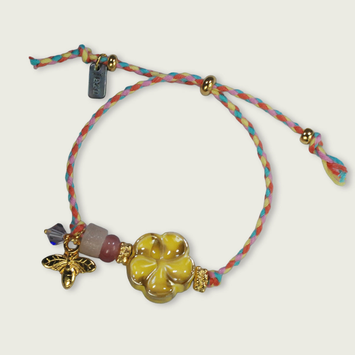 Unieke, handgemaakte armbandjes met keramieke bloem