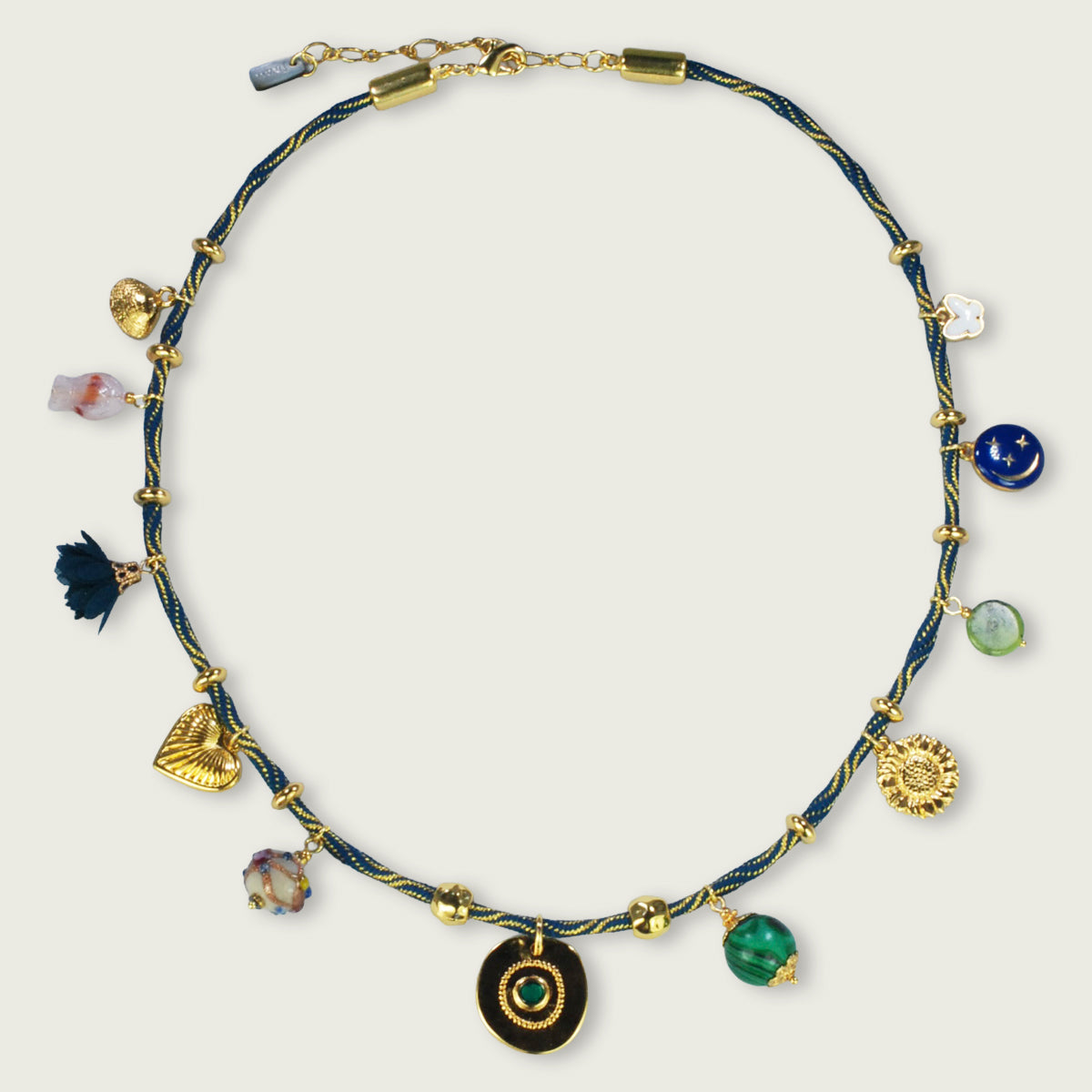 Charm ketting op dik koord
