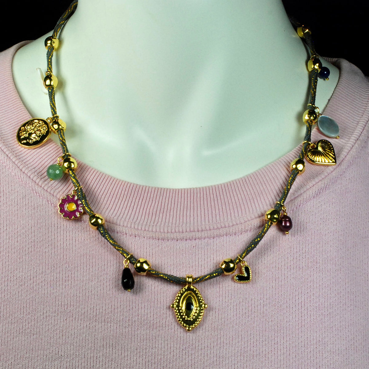 Charm ketting op dik koord