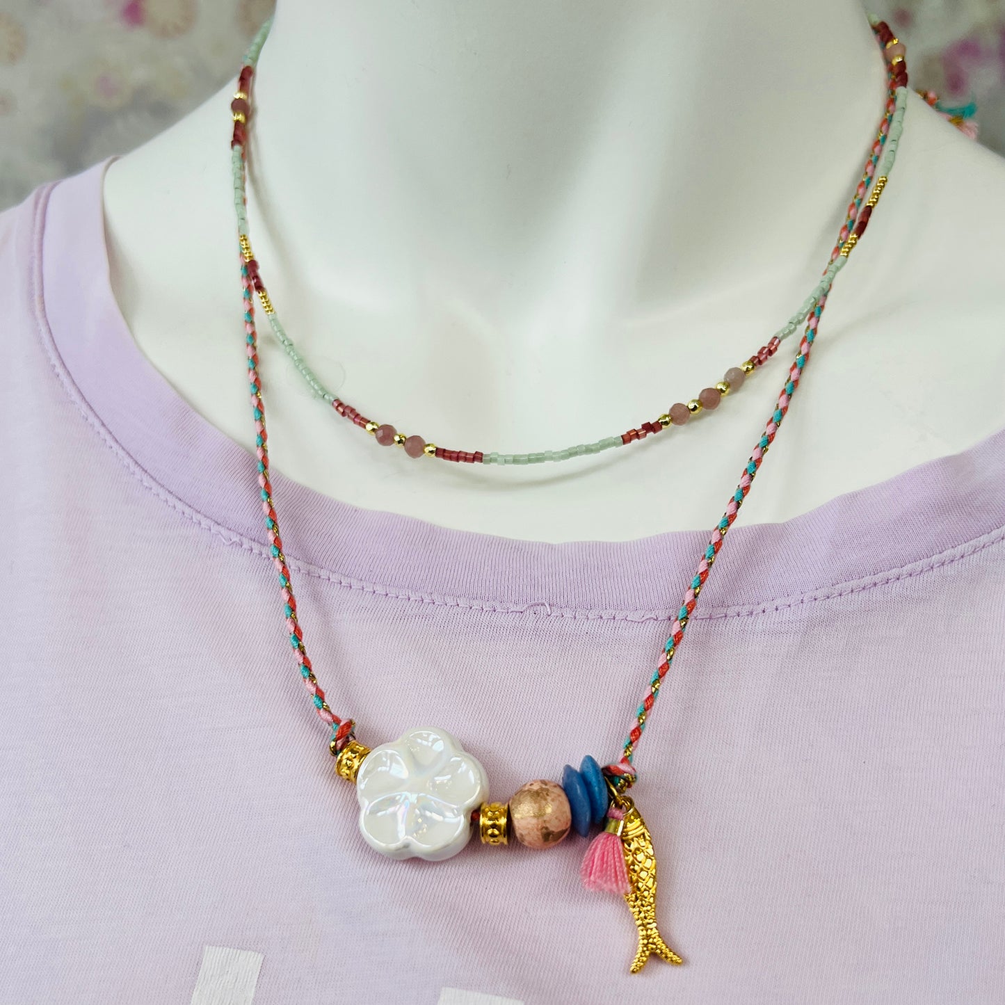 Bunte Halskette mit Keramikfisch