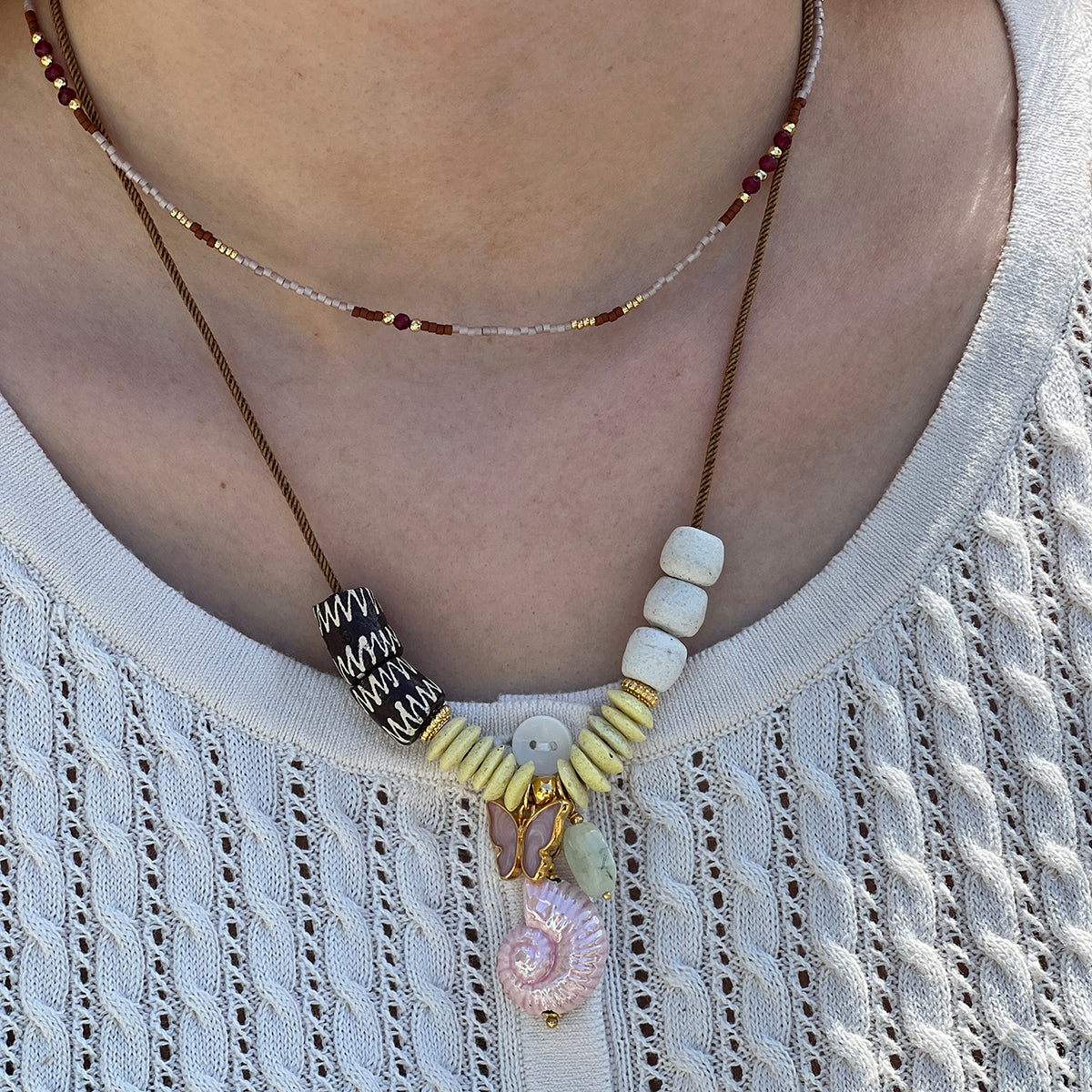 Ketting met Afrikaanse kralen en vergulde bedels