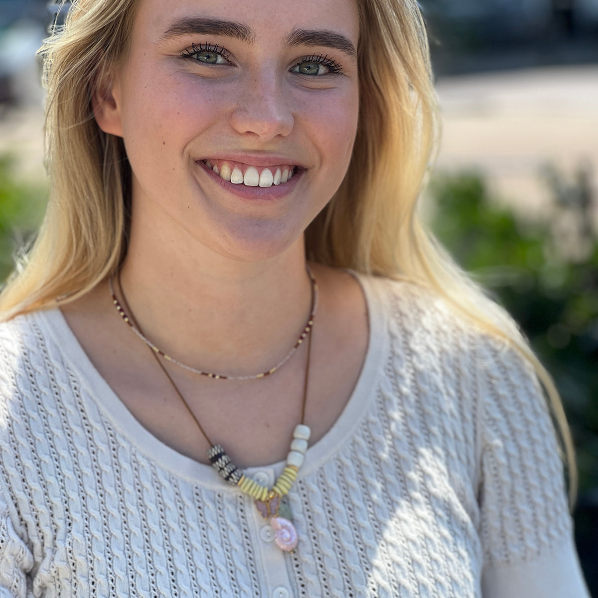 Ketting met Afrikaanse kralen en vergulde bedels