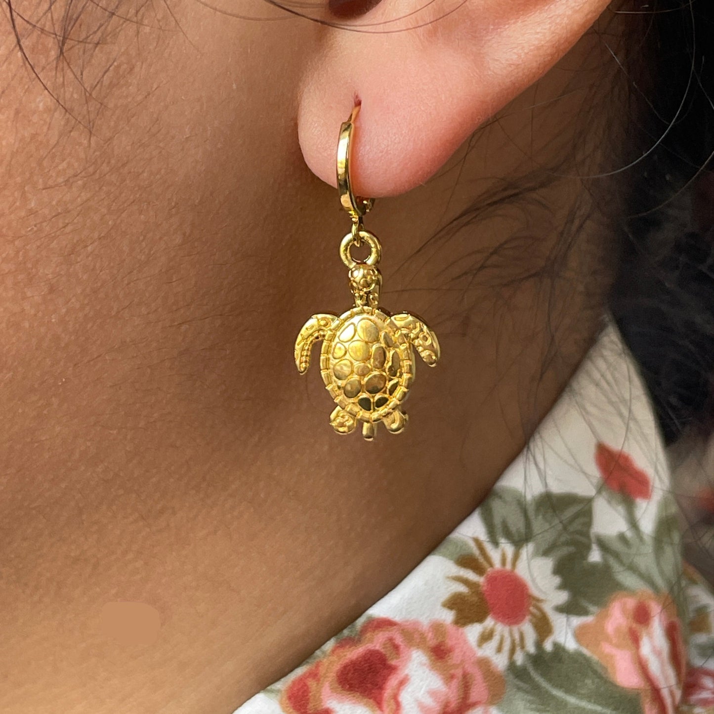 Ella Ohrringe, vergoldet mit Charm 25-30 mm