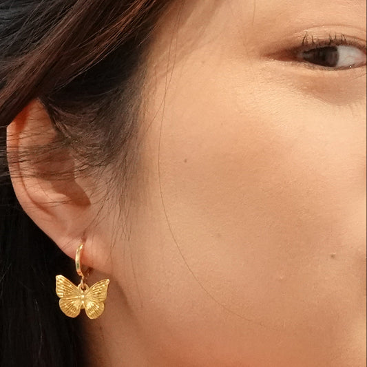 Ella Oorbellen, goldplated met charm 25-30 mm