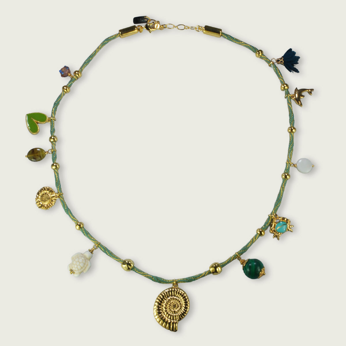 Charm ketting op dik koord