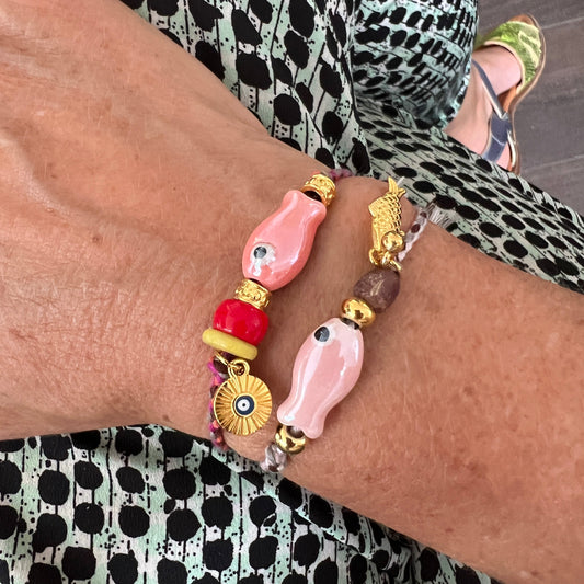 Buntes Armband mit Keramikfisch
