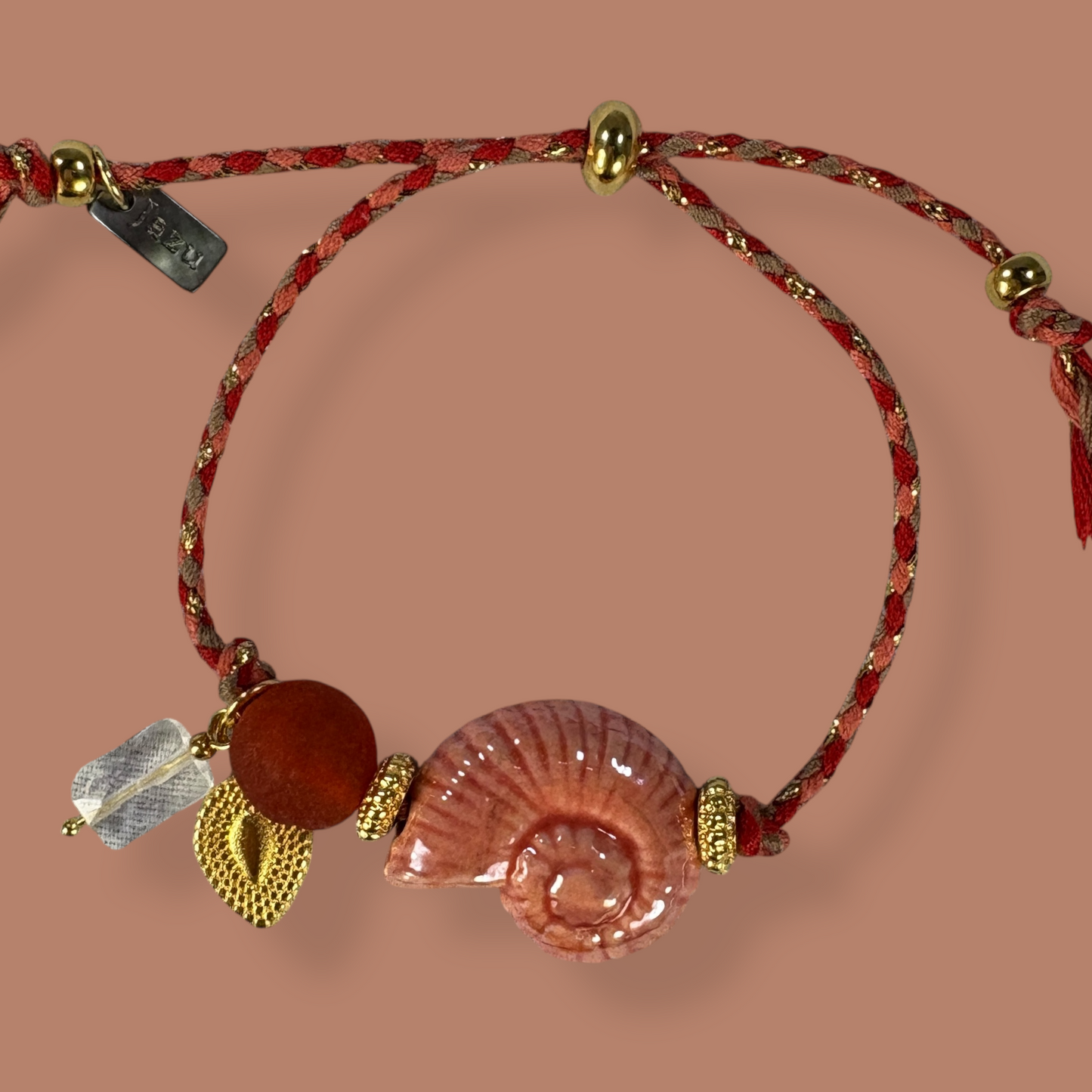 Unieke, handgemaakte armbandjes met keramieke schelp