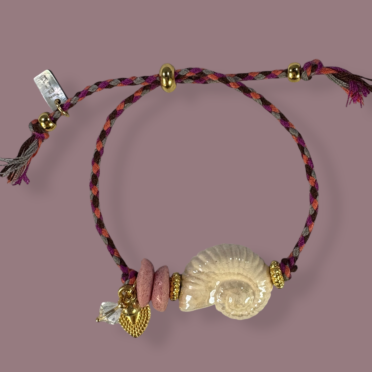 Unieke, handgemaakte armbandjes met keramieke schelp