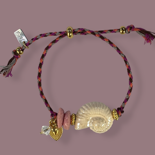 Unieke, handgemaakte armbandjes met keramieke schelp