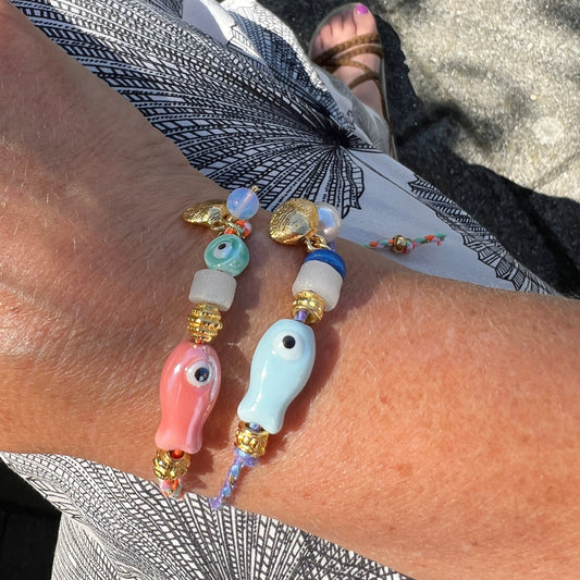 Unieke, handgemaakte armbandjes met keramiek visje