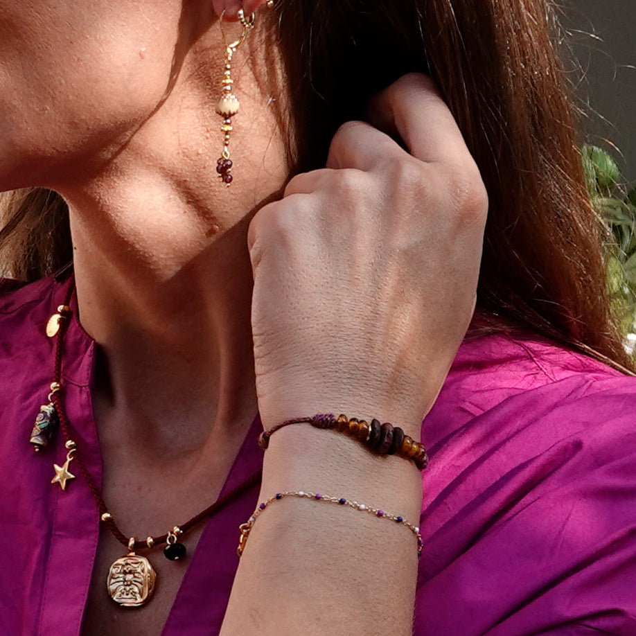 Armband met kleine gekleurde bolletjes van emaille