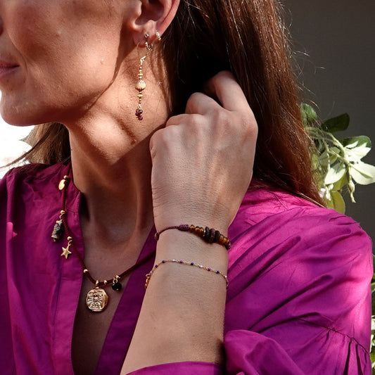 Armband mit kleinen farbigen Emaille-Kugeln