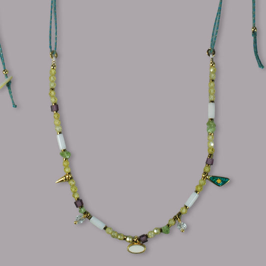 Nona necklace with semi-precious stones and small charms fuchsia/blue