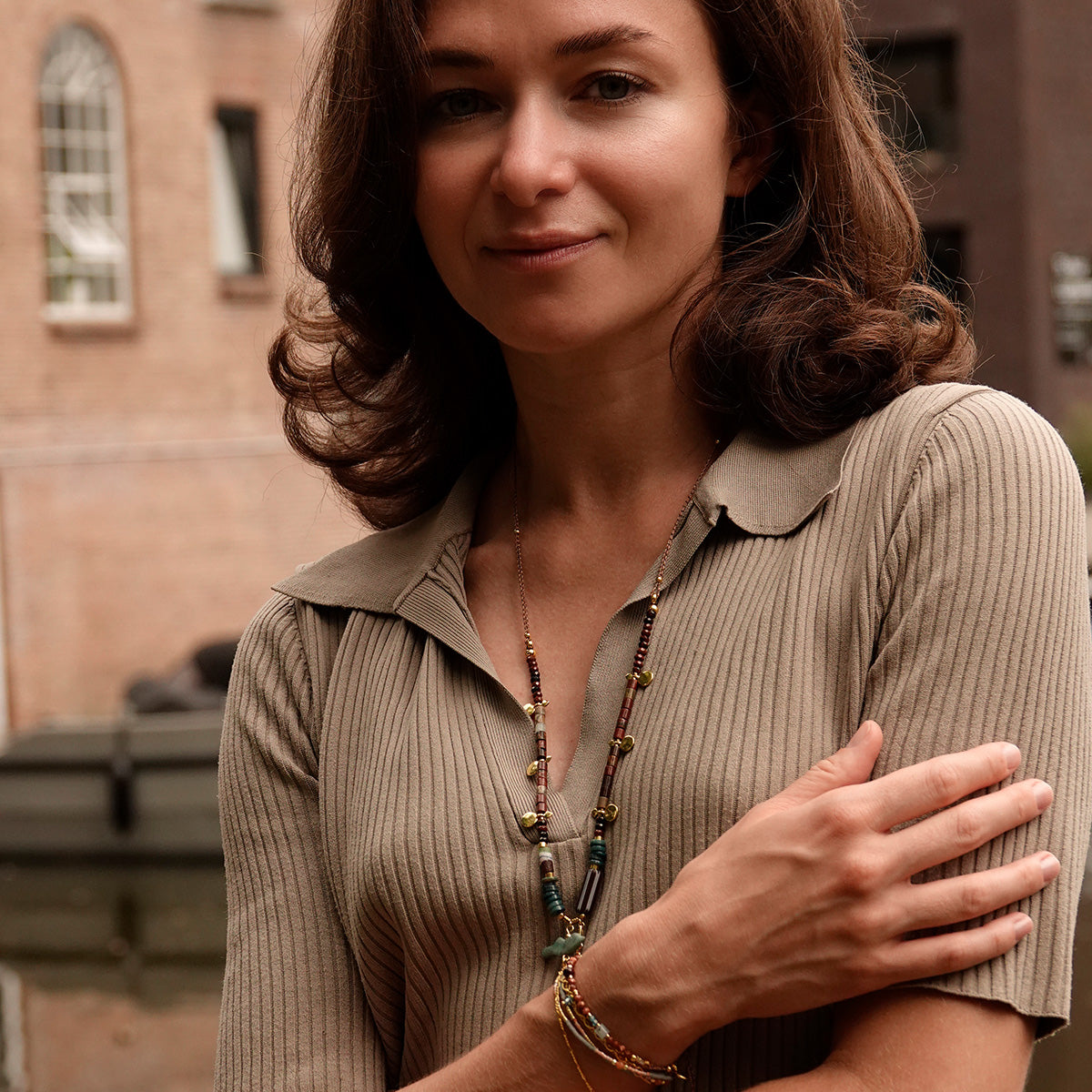 Nona necklace with semi-precious stones and small charms fuchsia/blue