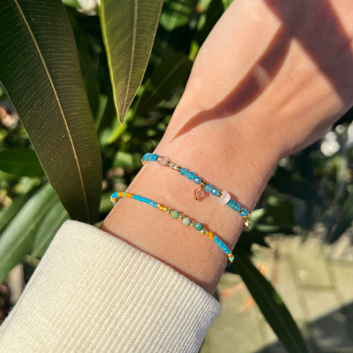 Winzige Farbarmbänder