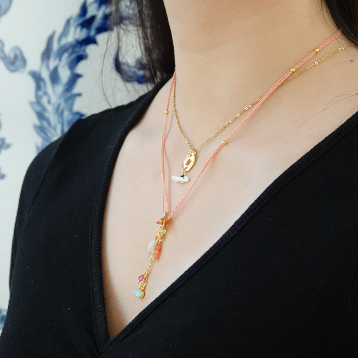 Nona dezente Halskette mit kleinen Charms