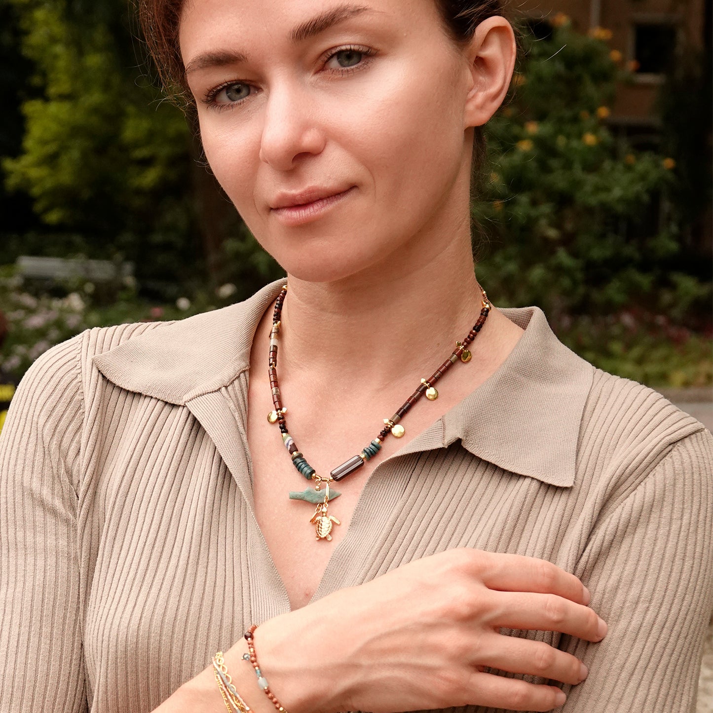 Nona necklace with semi-precious stones and small charms fuchsia/blue