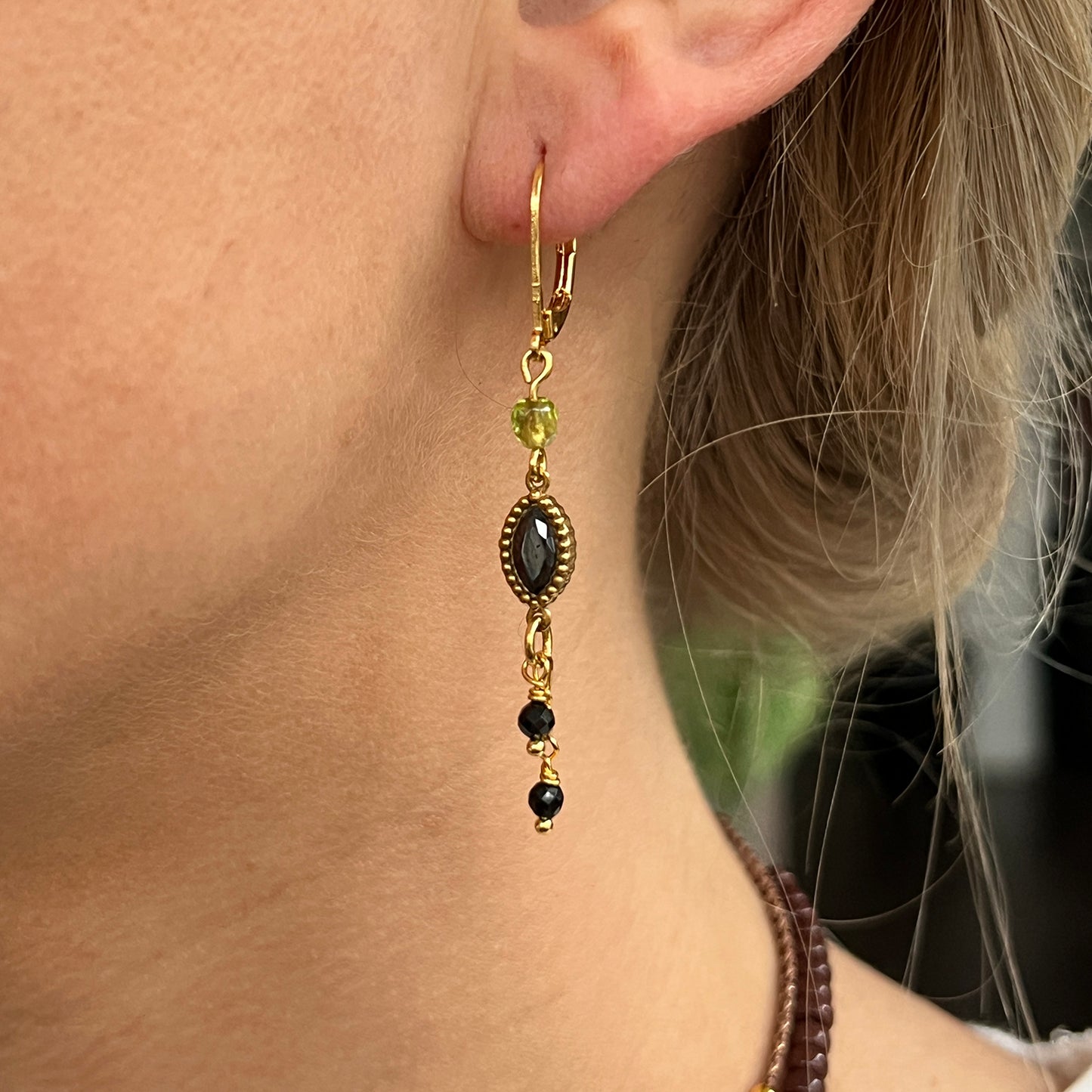 Nona Ohrringe mit verschiedenen Elementen, Halbedelstein grün