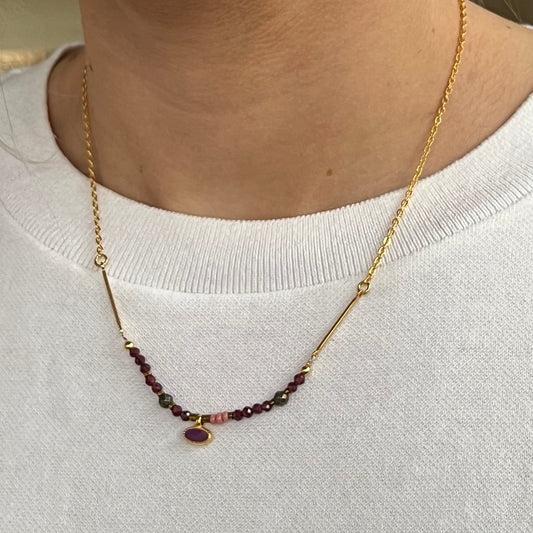 Nona Halskette mit Halbedelsteinen und kleinen Charms fuchsia/blau