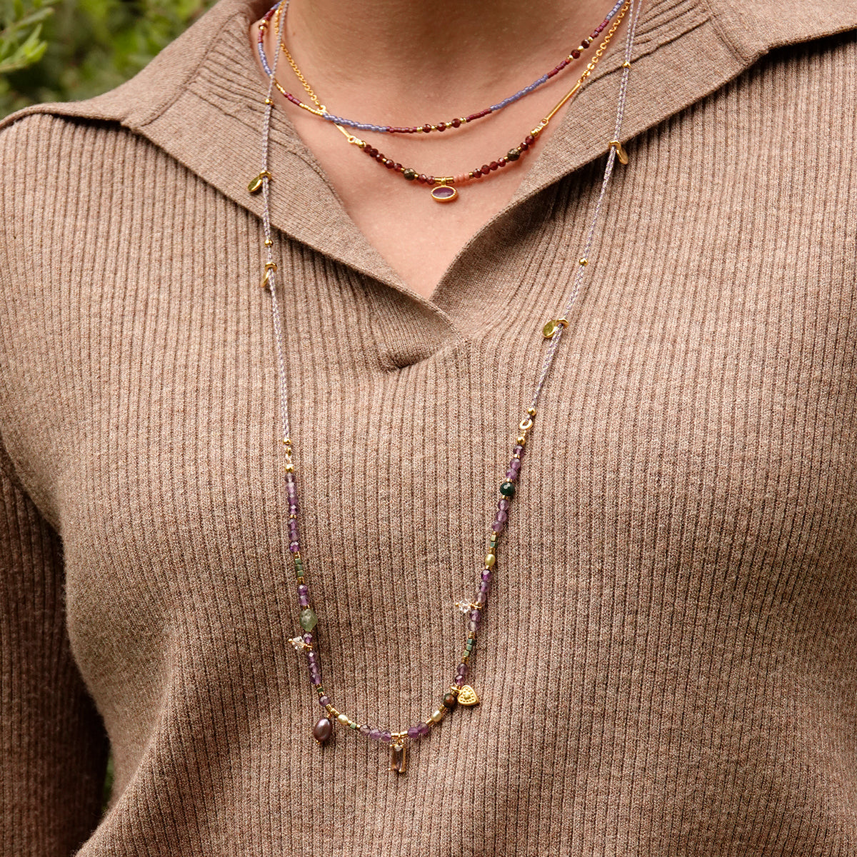 Nona Halskette mit Halbedelsteinen und kleinen Charms fuchsia/blau