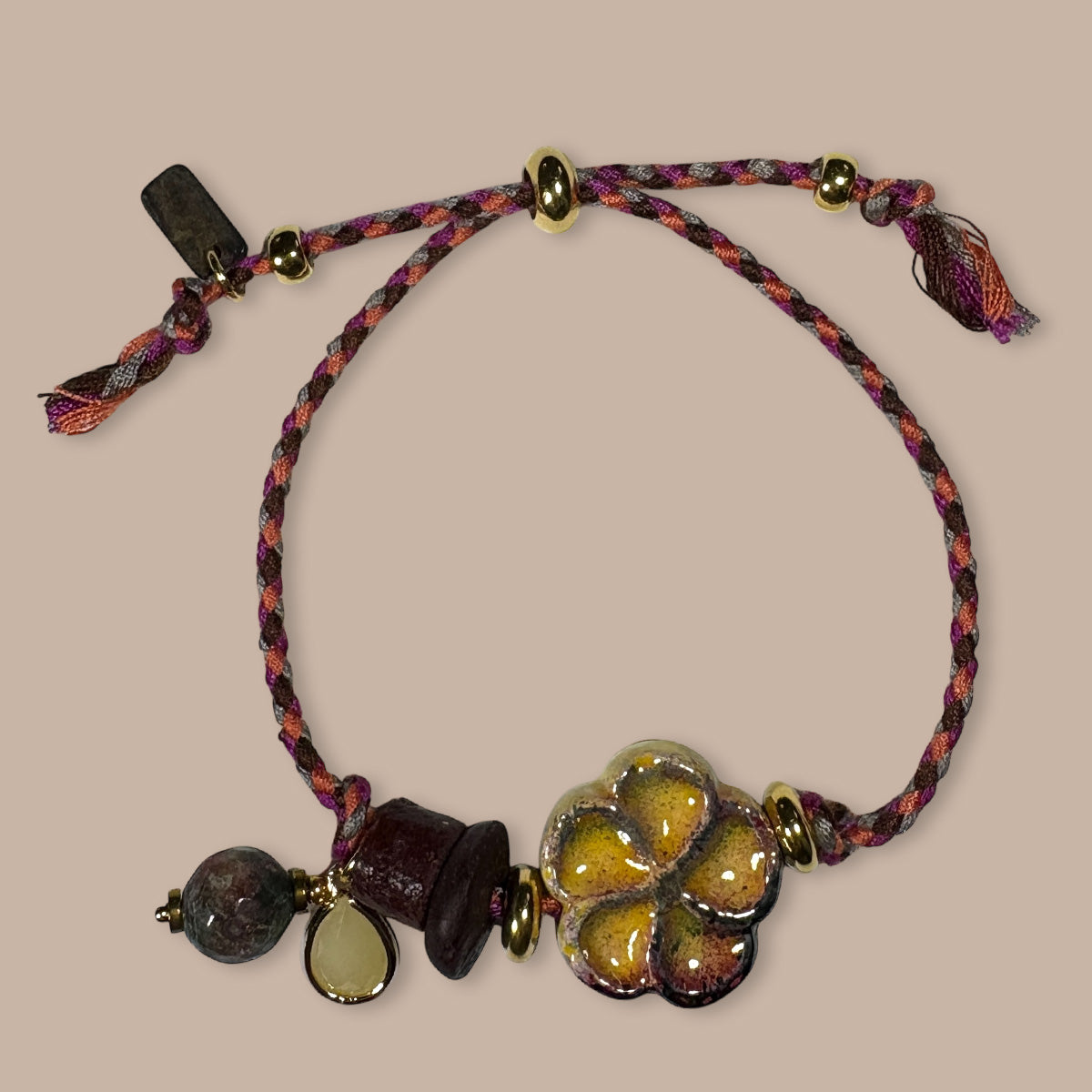 Unieke, handgemaakte armbandjes met keramieke bloem