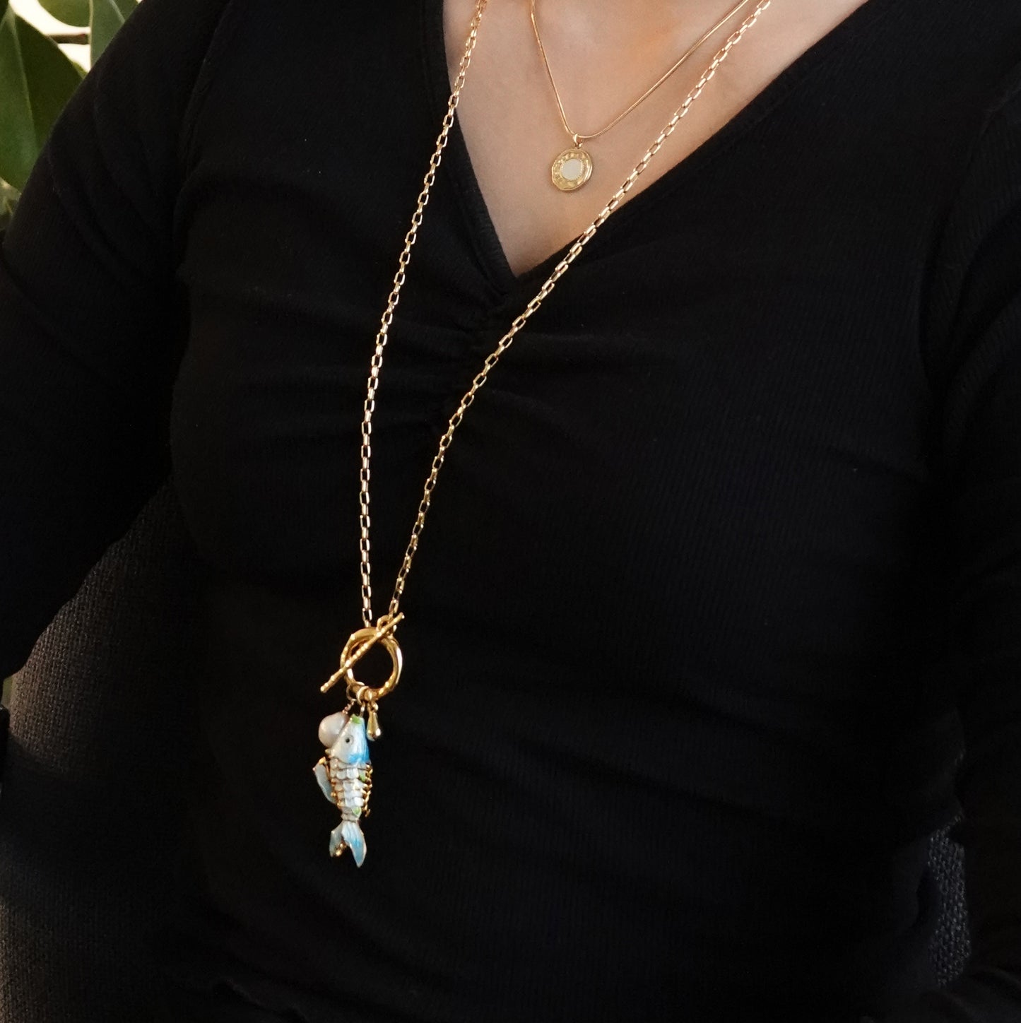 Reina necklace with enamelled fish and pearl light blue