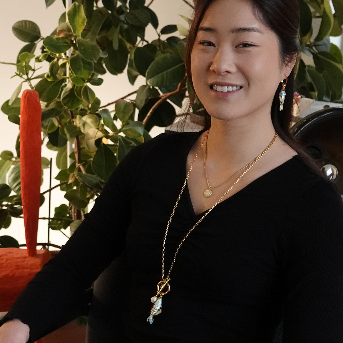 Reina necklace with enamelled fish and pearl light blue