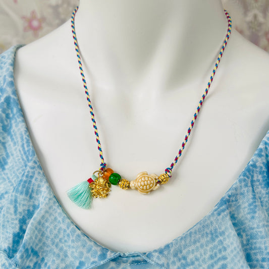 Bunte Halskette mit Keramikfisch