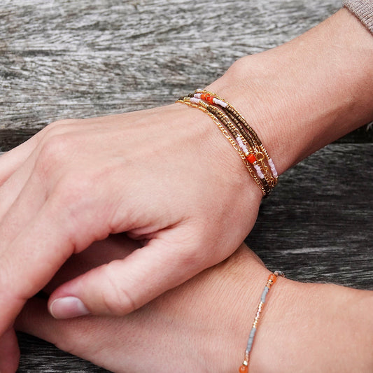 Armbandje of ketting met kleine kraaltje en half edelsteentjes