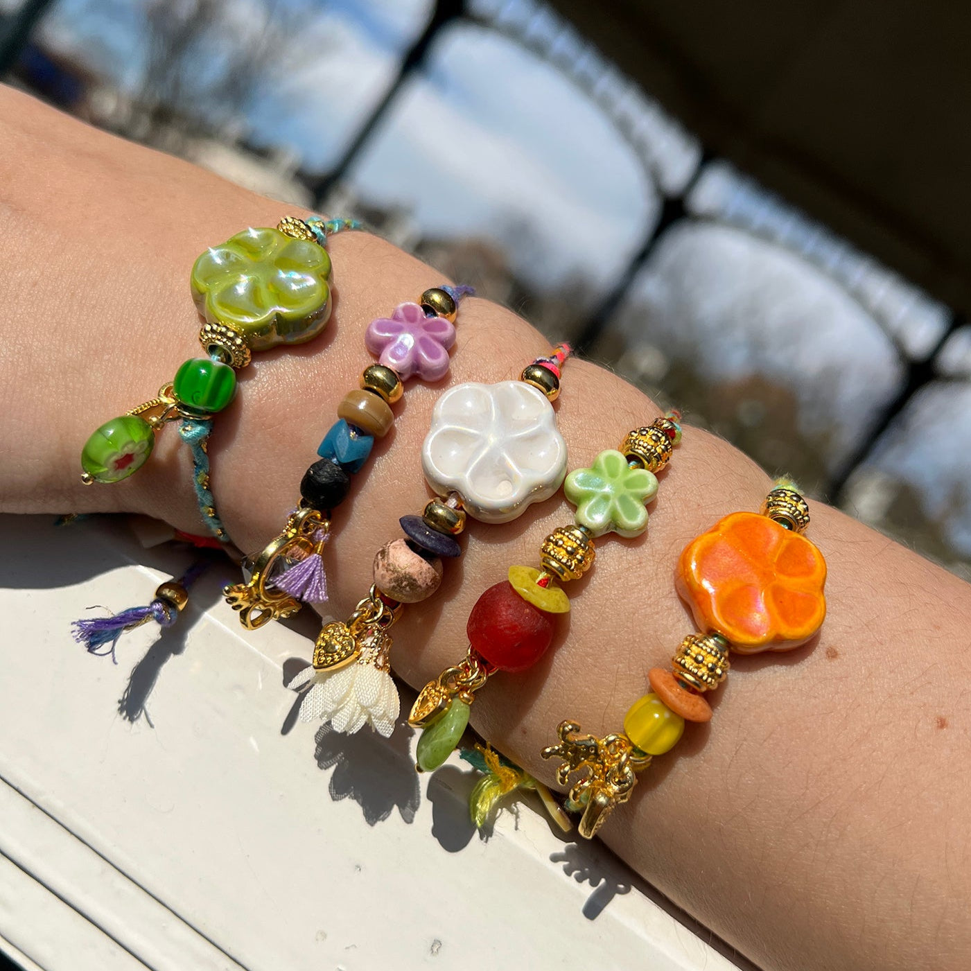 Unieke, handgemaakte armbandjes met keramieke bloem