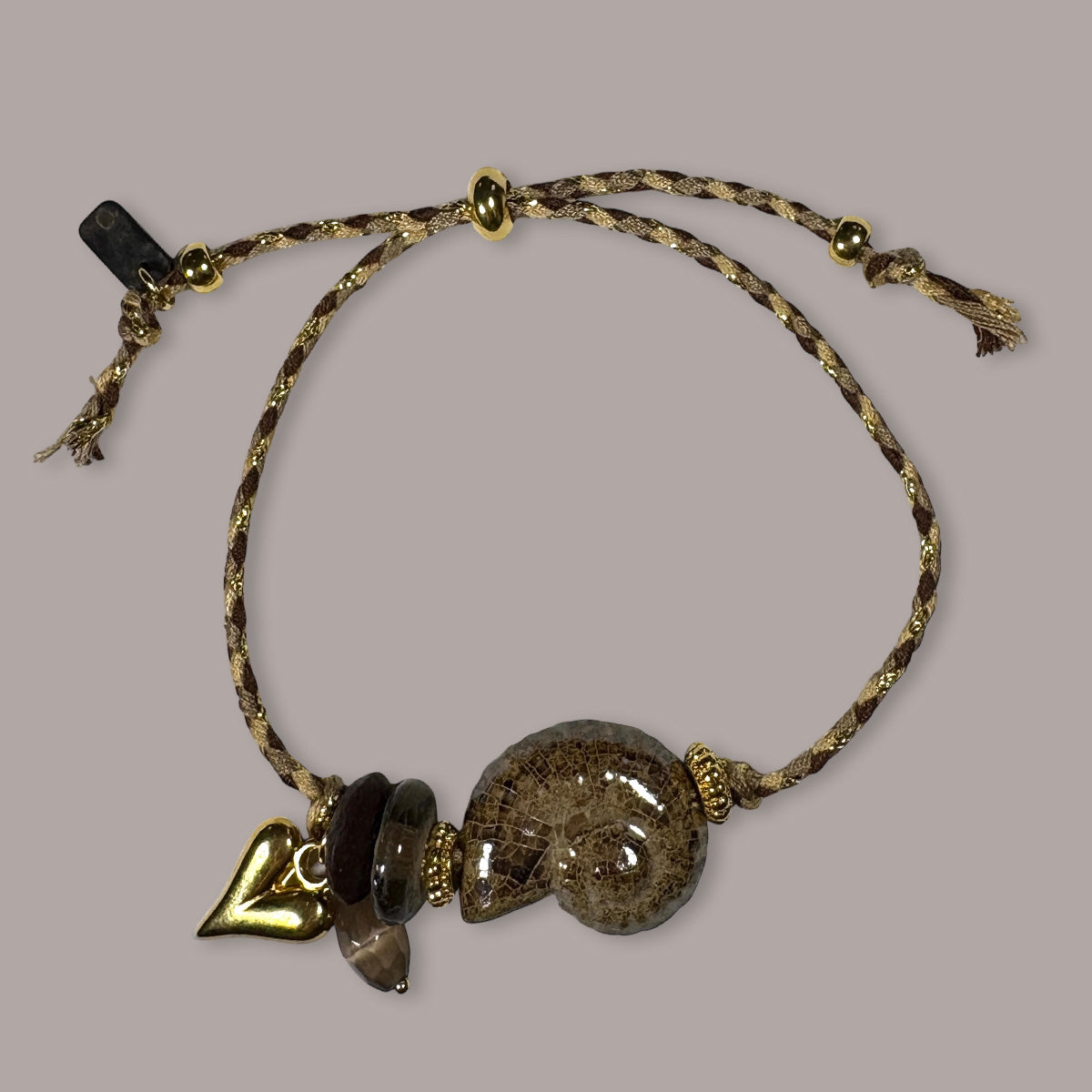 Unieke, handgemaakte armbandjes met keramieke schelp