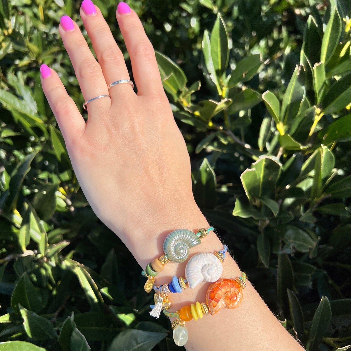 Unieke, handgemaakte armbandjes met keramieke schelp