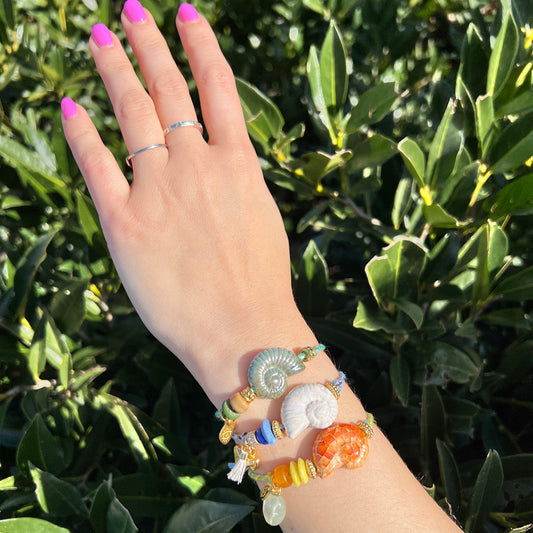 Unieke, handgemaakte armbandjes met keramieke schelp